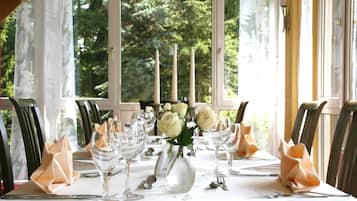 Se sirven comidas, cenas y cocina internacional con vista al jardín