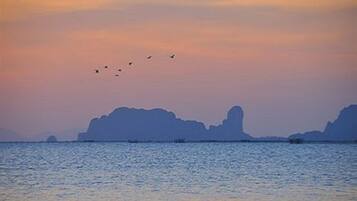 Privatstrand, Sonnenschirme, Strandtücher, Massagen am Strand