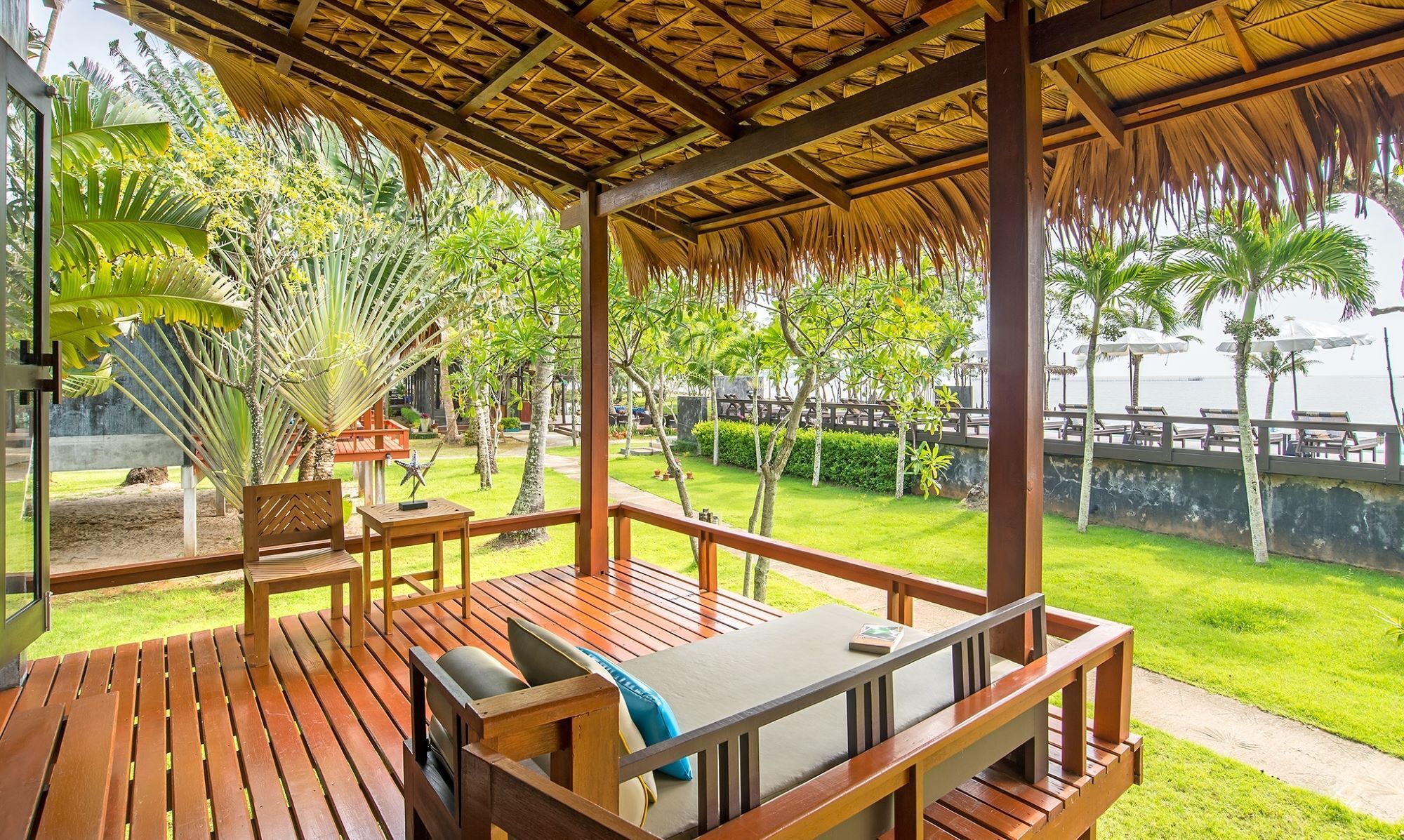 Ocean View Bungalow | Zona de estar | Televisión de 32 pulgadas con canales por cable