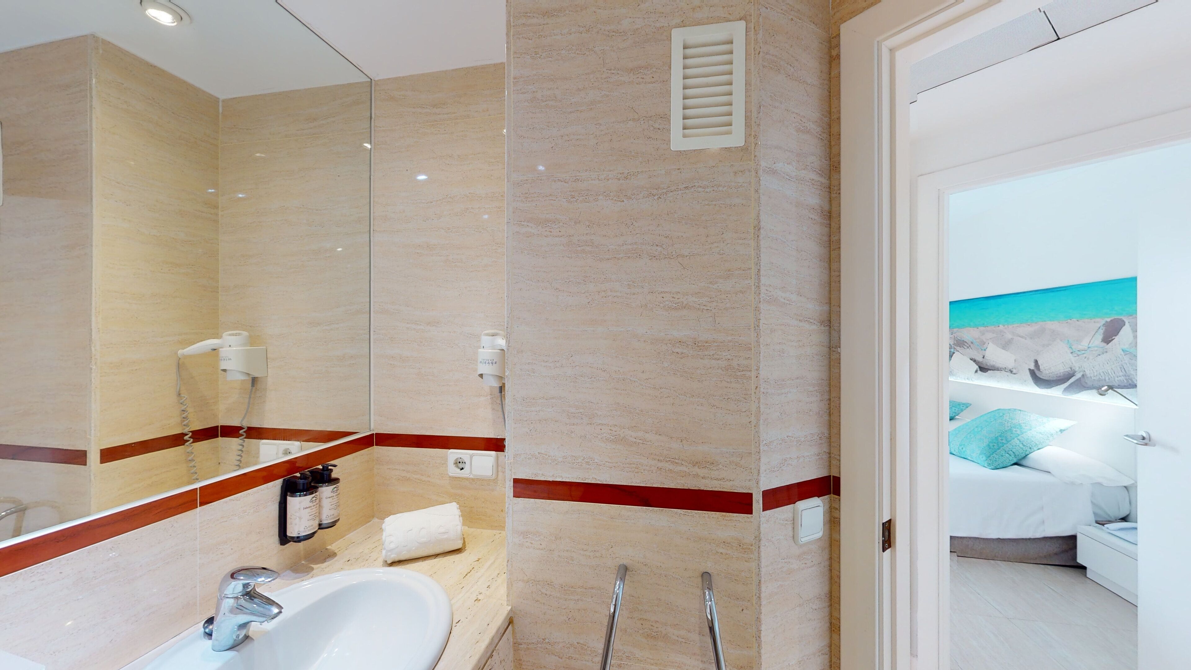 suite front sea view | bathroom | combined shower/bathtub, eco-friendly toiletries, hair dryer, bidet