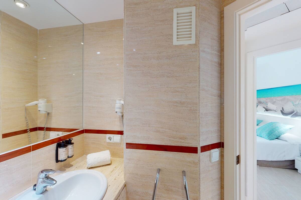 suite front sea view | bathroom | combined shower/bathtub, eco-friendly toiletries, hair dryer, bidet