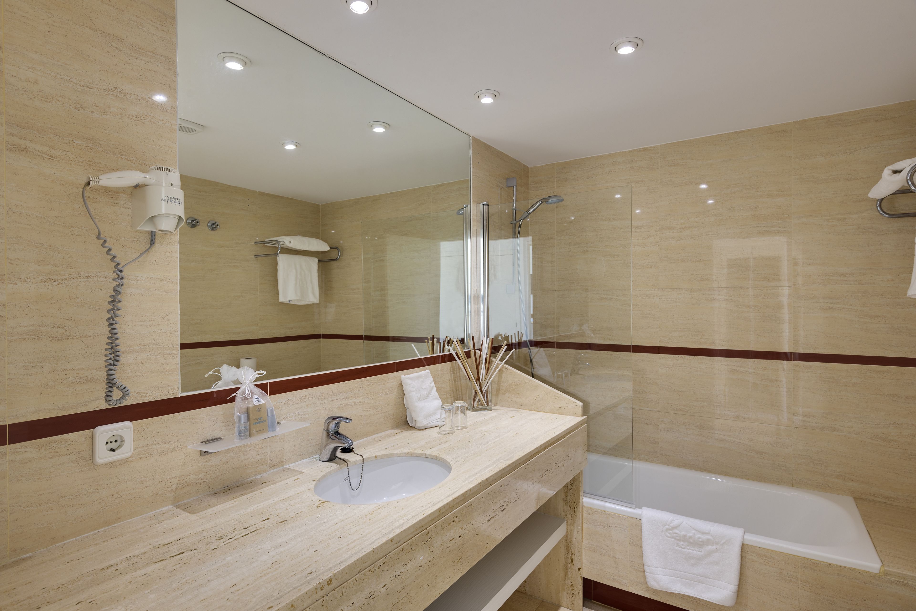 combined shower/bathtub, eco-friendly toiletries, hair dryer, bidet