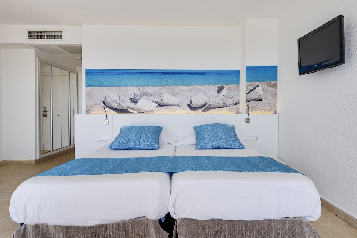 double room | 1 bedroom, in-room safe, desk, blackout curtains