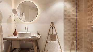 Swim Up One Bedroom Apartment Garden View | Bathroom | Combined shower/bathtub, eco-friendly toiletries, hair dryer, bidet