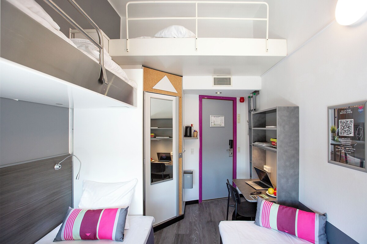 Habitación cuádruple estándar | Escritorio, wifi gratis y ropa de cama 