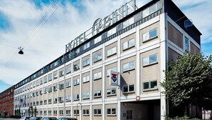 Un hotel de varios pisos con un letrero llamativo que dice "HOTEL CABINN".