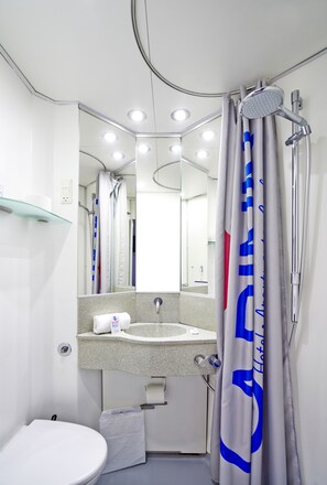 Shower, hair dryer, towels - CABINN Scandinavia Hotel (Frederiksberg)