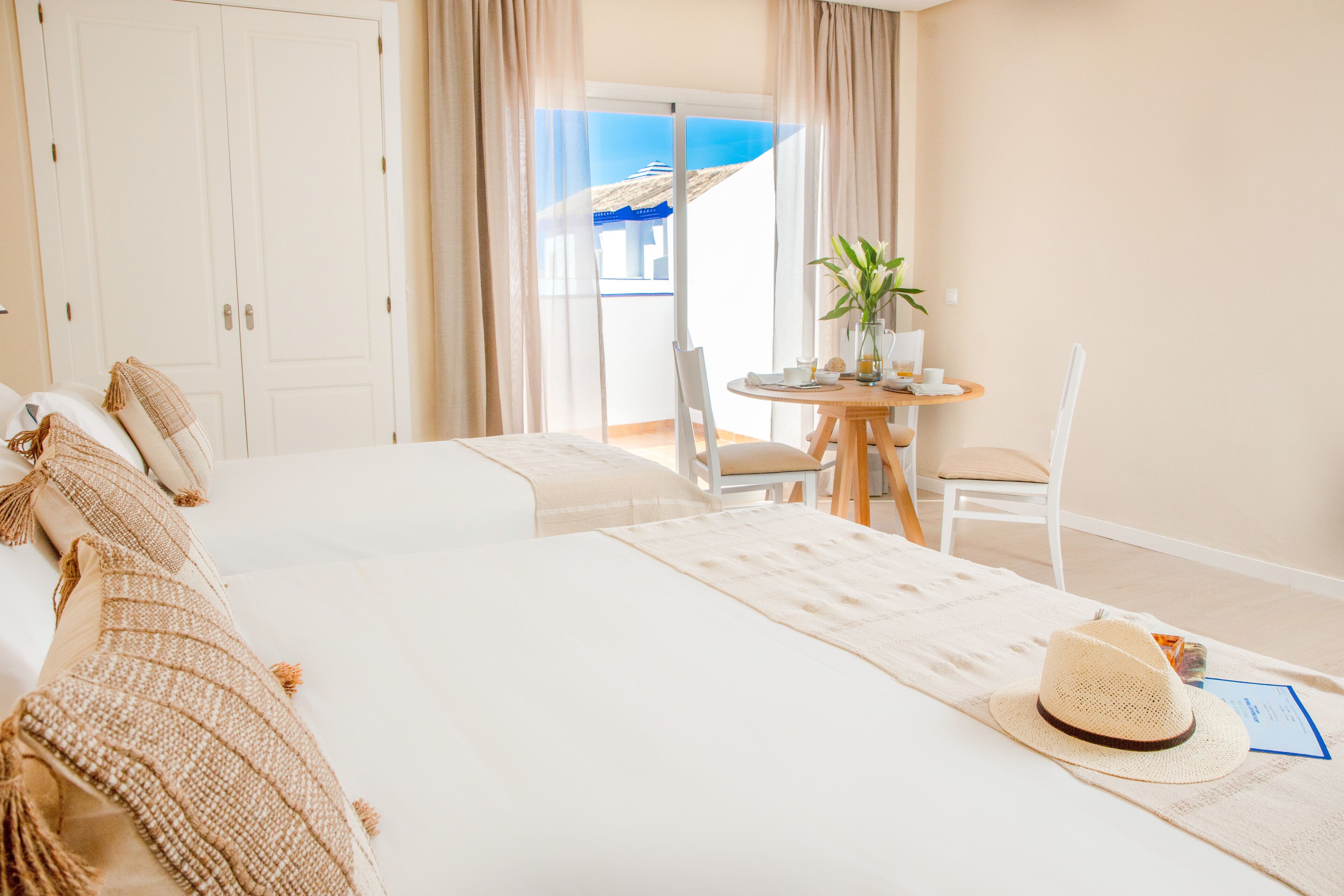 Deluxe driepersoonskamer | Luxe beddengoed, bedden met traagschuimmatras, een kluis op de kamer