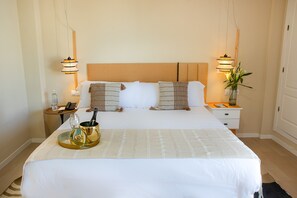 Deluxe-huoneisto | Ylelliset vuodevaatteet, memory foam -patjalliset sängyt