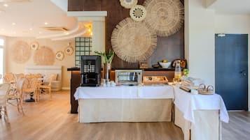 ๋งค์ผ ๋ทํ ์์นจ ์์ฌ(1์ธ๋น EUR 8)