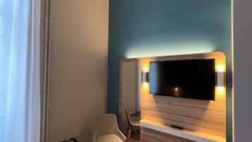 Escritorio, cortinas blackout, wifi gratis y ropa de cama