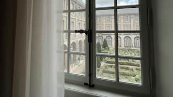 Escritorio, cortinas blackout, wifi gratis y ropa de cama