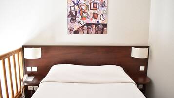 Habitación familiar (Comfort) | Escritorio, cortinas opacas, wifi gratis y ropa de cama