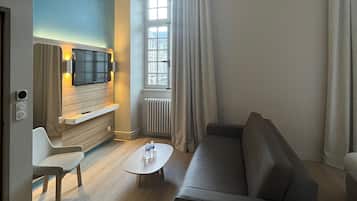 Desk, blackout drapes, free WiFi, bed sheets