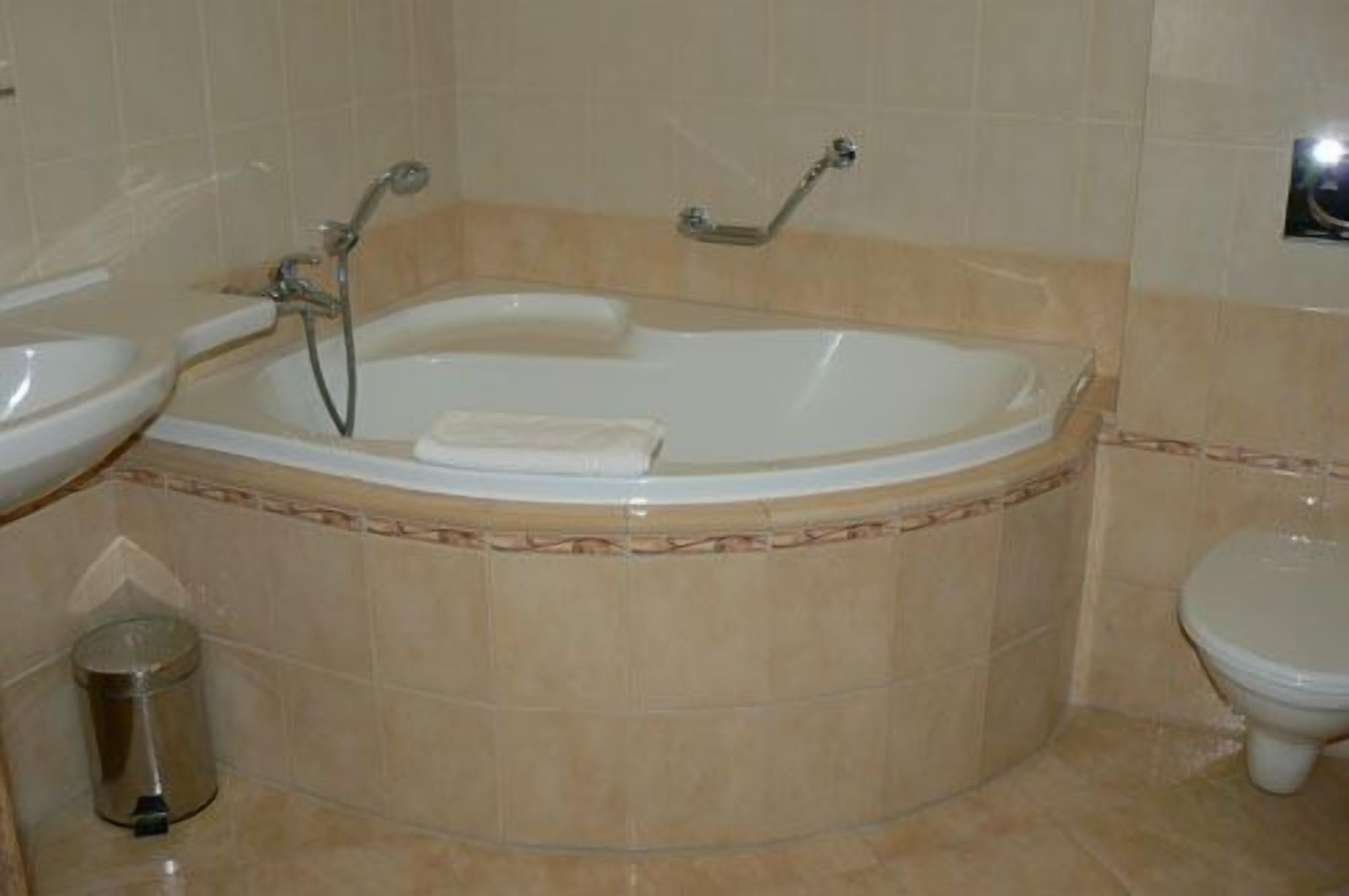 Deep-soaking bathtub