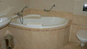 Deep-soaking bathtub