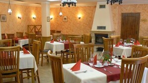 Petit déjeuner, déjeuner et dîner servis sur place