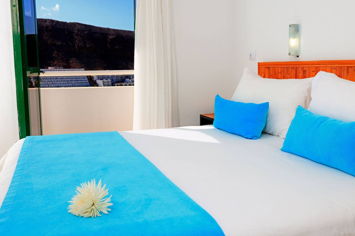 Cortinas opacas, wifi gratis, ropa de cama