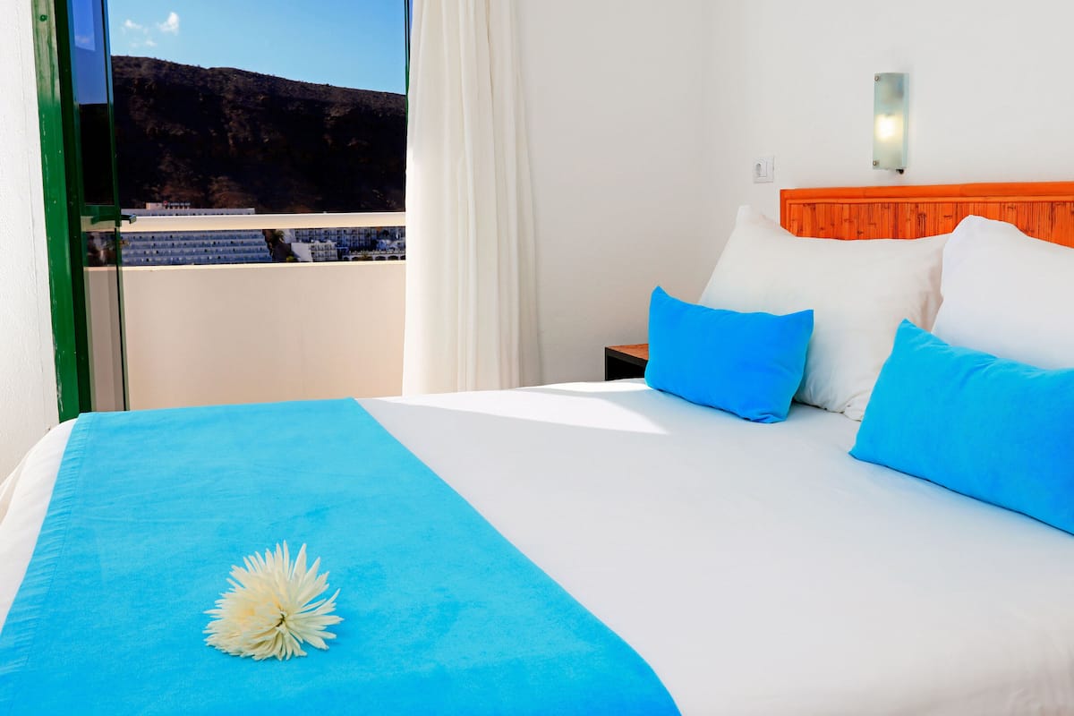 Blackout curtains, free WiFi, bed sheets