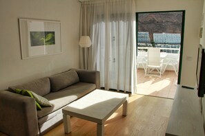 Blackout curtains, free WiFi, bed sheets