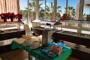 Petit déjeuner buffet (9 EUR par personne)