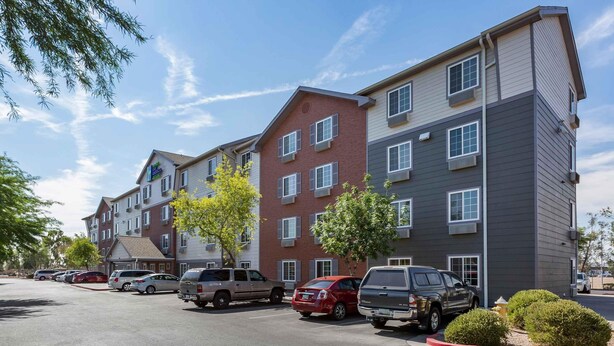 A multi-story hotel with a parking lot. - Extended Stay America Select Suites - Phoenix - West (Phoenix)