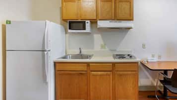 Standard Studio, 1 Double Bed, Non Smoking, Refrigerator & Microwave | Private kitchen | Full-size fridge, microwave, stovetop, freezer