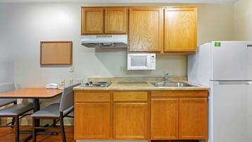 Lemari es besar, microwave, kompor, dan lemari pembeku