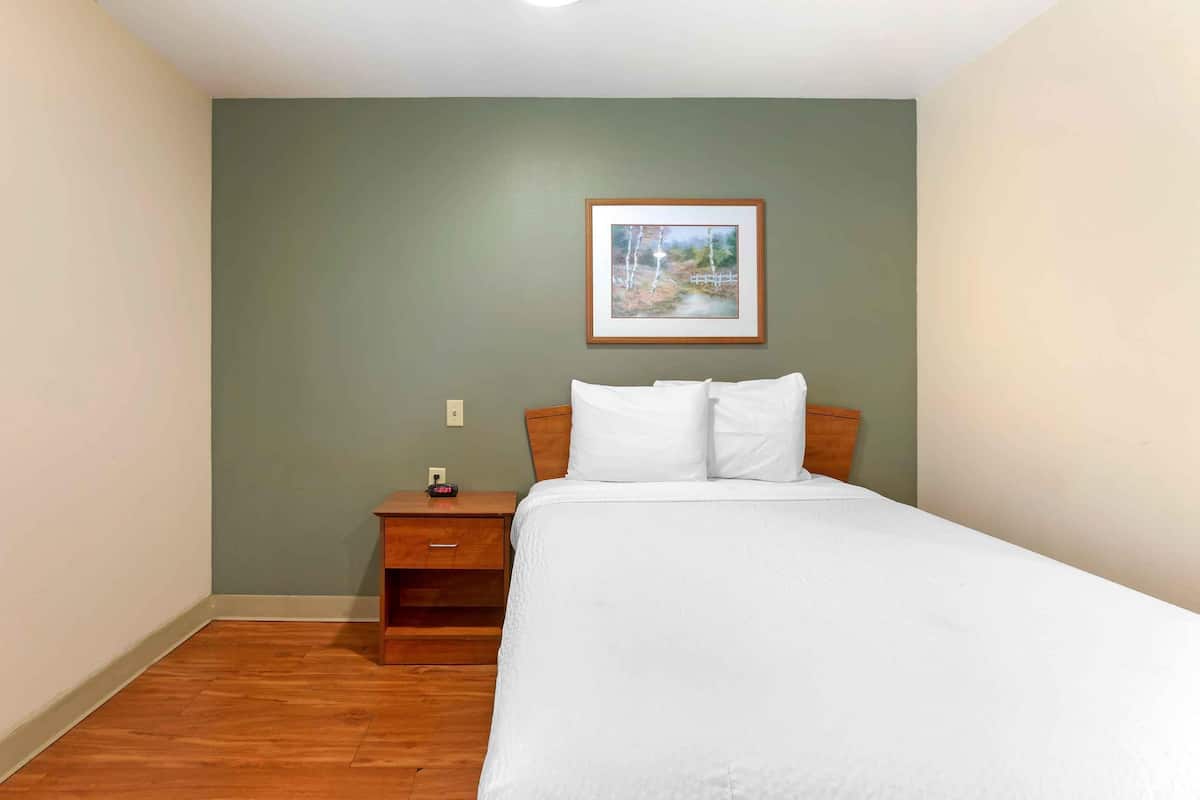 Standard Studio, 1 Double Bed, Non Smoking, Refrigerator & Microwave | Desk, laptop workspace, iron/ironing board (on request), WiFi (free)