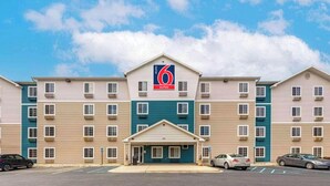 A 6 suites hotel with a central entrance, multiple floors, and a parking lot. - Studio 6 Extended Stay Birmingham Pelham  AL (Pelham)
