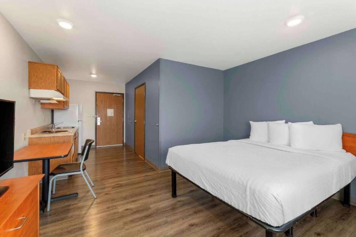 Desk, laptop workspace, iron/ironing board, free WiFi