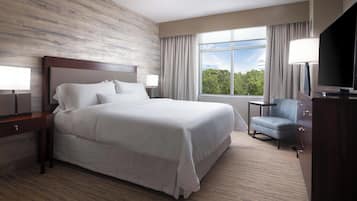 Cofres nos quartos, escrivaninha, ferros/tábuas de passar roupa