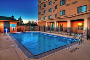 Una piscina al aire libre de temporada