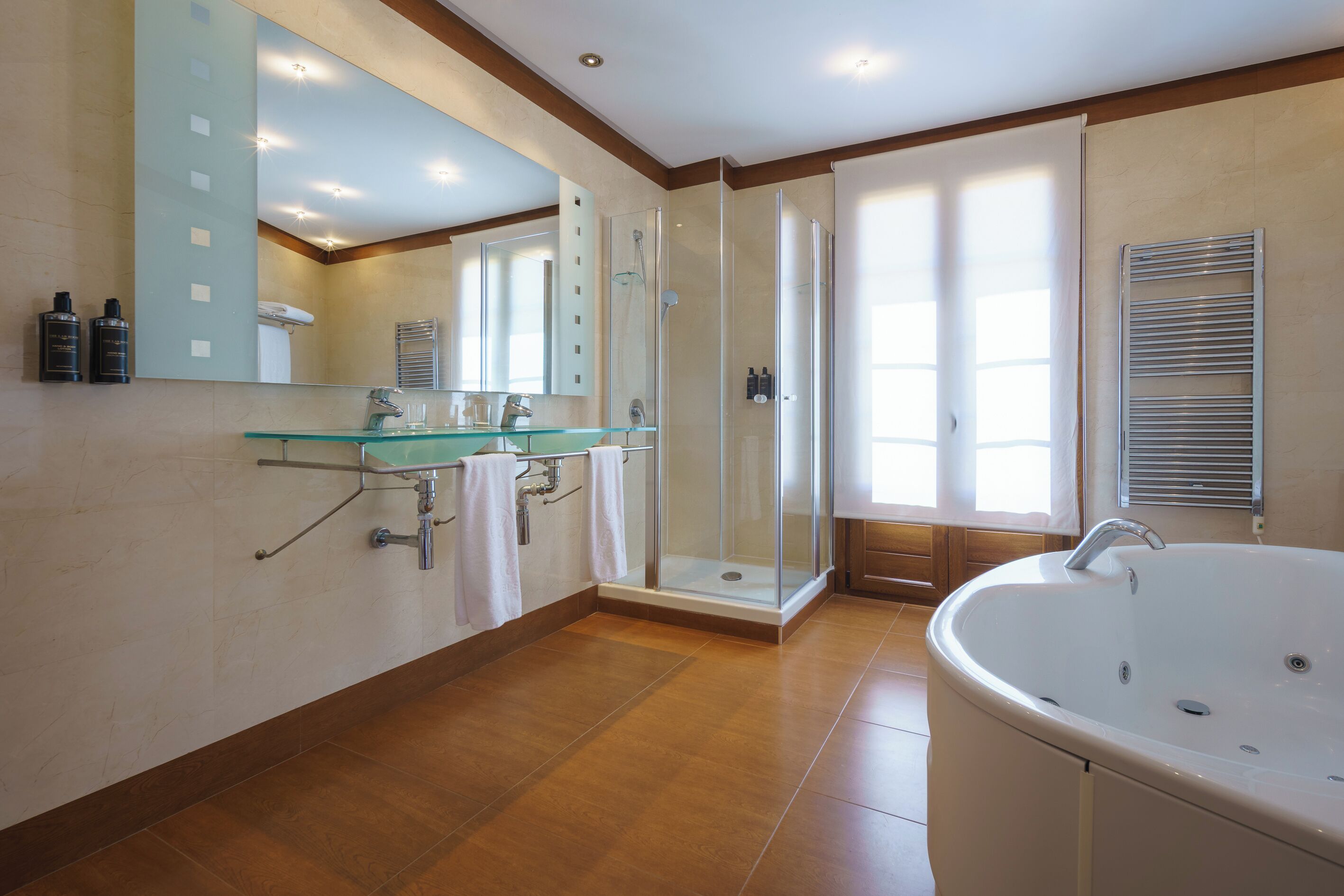 combined shower/bathtub, free toiletries, hair dryer, bidet