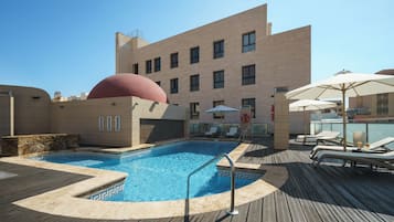 Piscine extérieure (ouverte en saison)