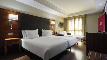 1 sovrum, duntäcken, minibar och värdeförvaringsskåp på rummet