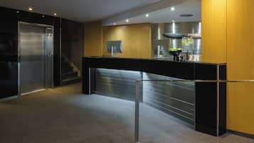 Eine moderne Küche mit einem Edelstahl-Kühlschrank, einer Holz-Arbeitsplatte und einer Glastheke.