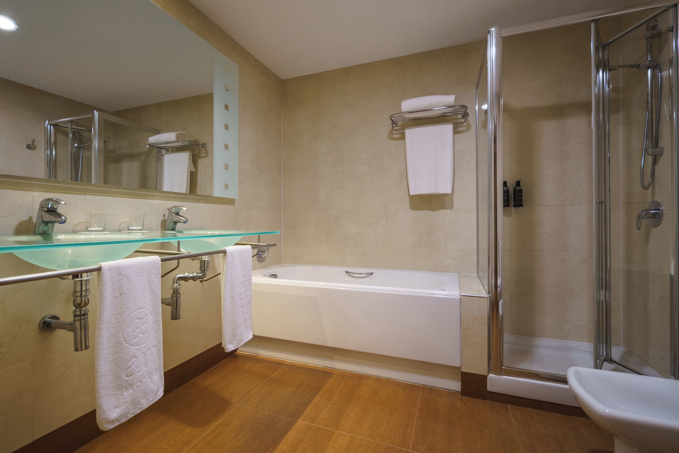 combined shower/bathtub, free toiletries, hair dryer, bidet