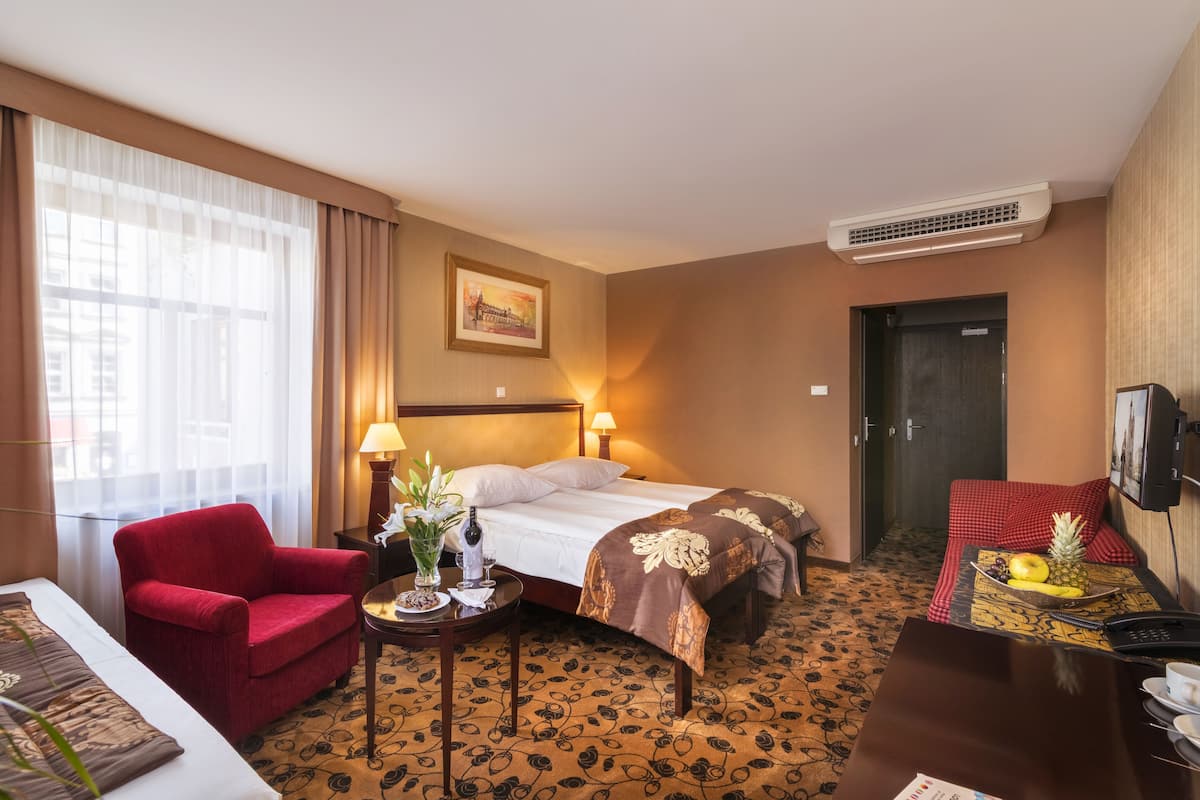 Standard Twin Room | In-room safe, desk, blackout drapes, iron/ironing board