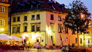 A historic building with multiple stories, large windows, and a prominent entrance. - Castle Inn (Warsaw)