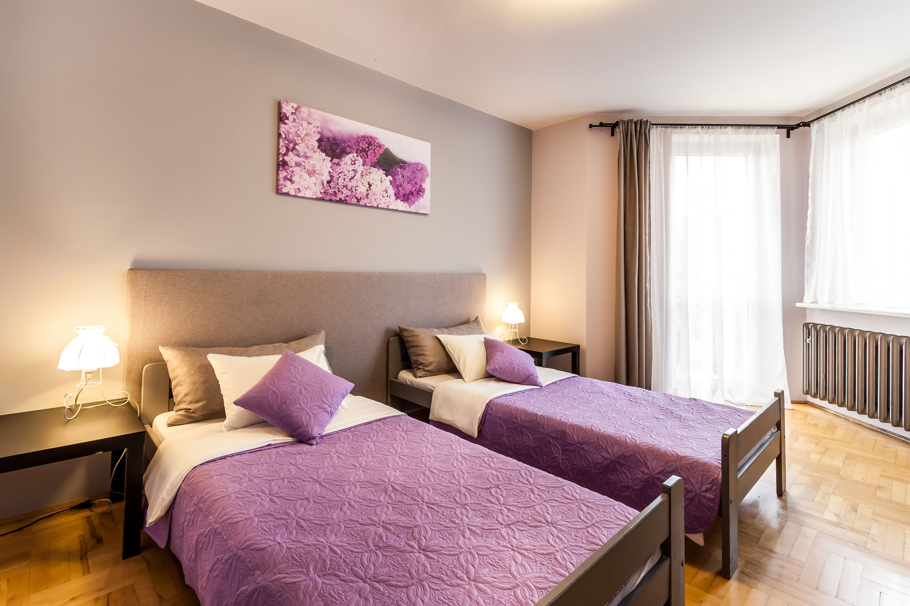 خزنة داخل الغرفة وبديكورات فريدة لكل غرفة ومكواة/لوح كي وواي فاي مجانًا