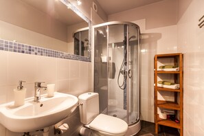 Standard Double Room, 1 Double Bed, Private Bathroom | Bathroom | Towels, toilet paper - The Secret Garden Hostel (Kraków)