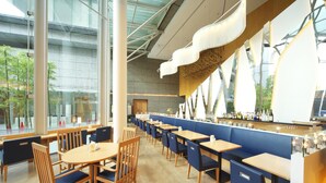供应早餐、午餐和晚餐