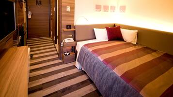 Brankas, meja kerja, tirai kedap cahaya, dan setrika/meja setrika