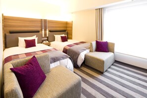 In-room safe, desk, blackout drapes, iron/ironing board - Tokyo Green Palace (Tokyo)