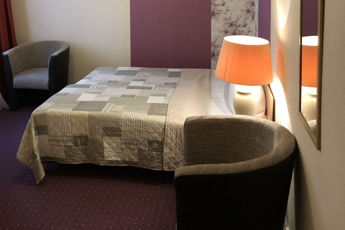 Tek Kişilik Oda | Anti alerjik yatak takımı, güneşlik/perde, ütü/ütü masası