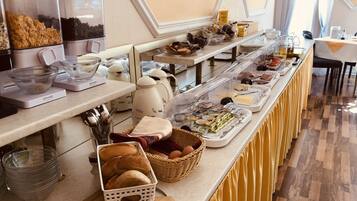 Petit déjeuner buffet (15 EUR par personne)