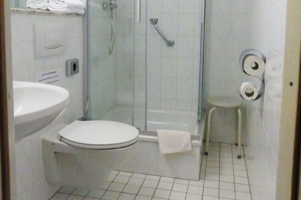 Duş, saç kurutma makinesi, havlu, sabun