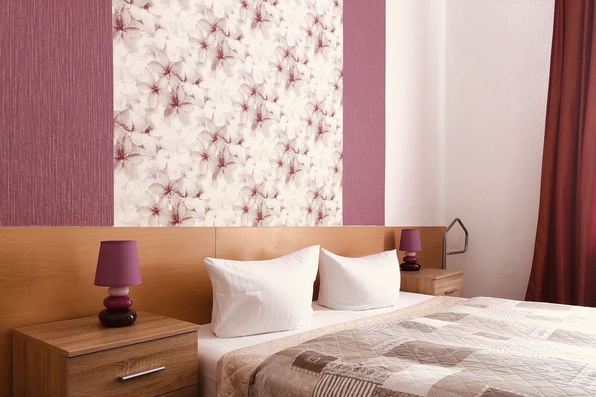 Tek Büyük Yataklı Oda | Anti alerjik yatak takımı, güneşlik/perde, ütü/ütü masası