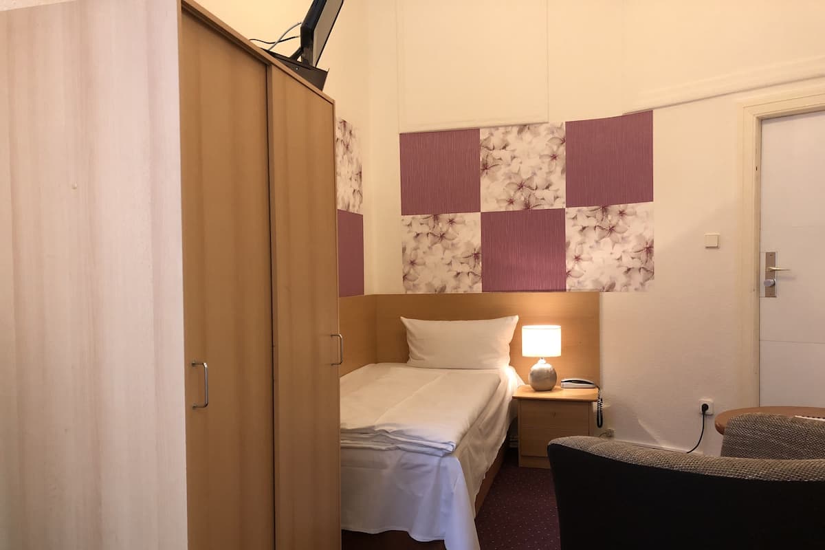 Tek Kişilik Oda | Anti alerjik yatak takımı, güneşlik/perde, ütü/ütü masası